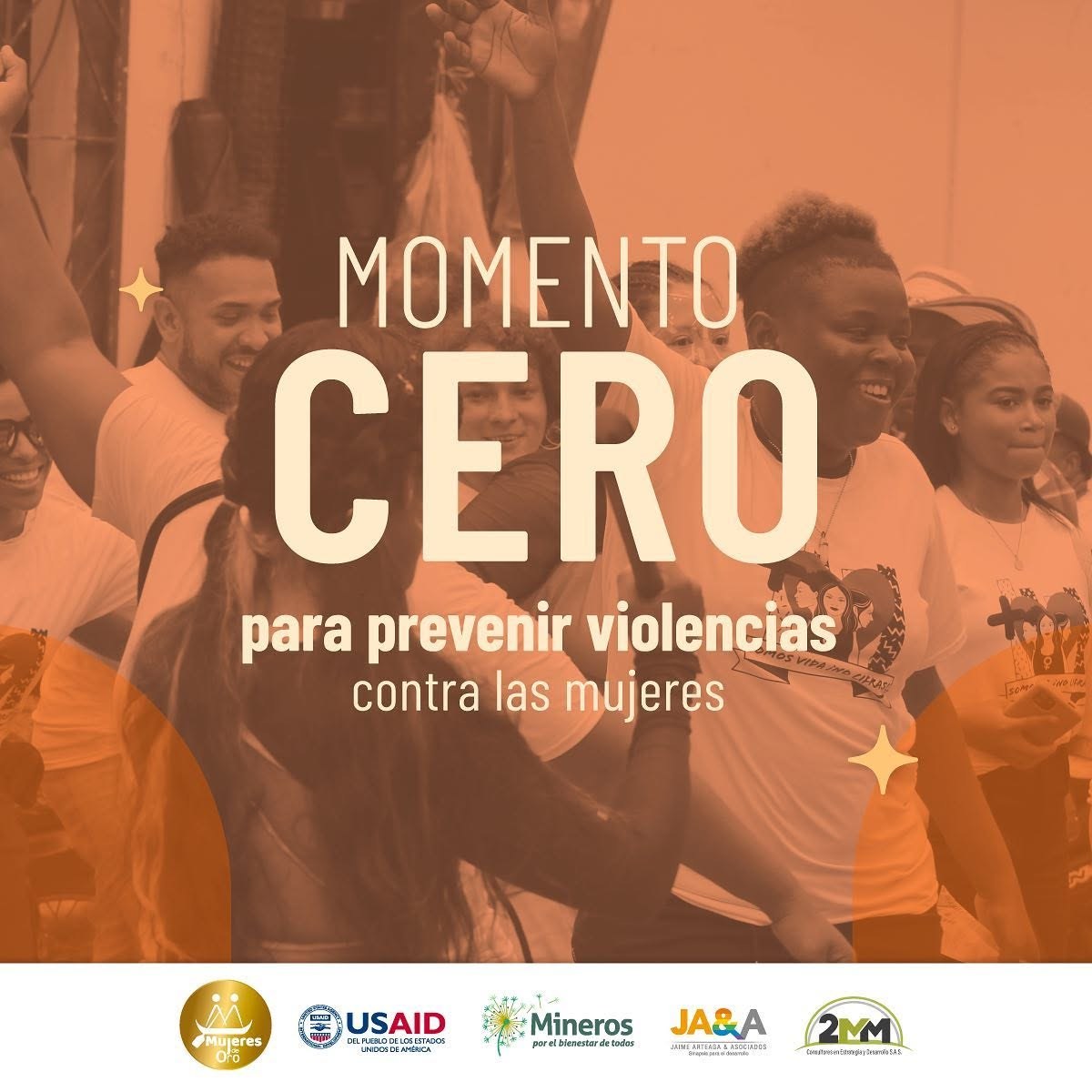 Pieza «Momento Cero para prevenir violencias contra las mujeres»: fotografía de un grupo de personas con los brazos en alto, en tono naranja, con el título en letras crema y los logos de los aliados abajo.