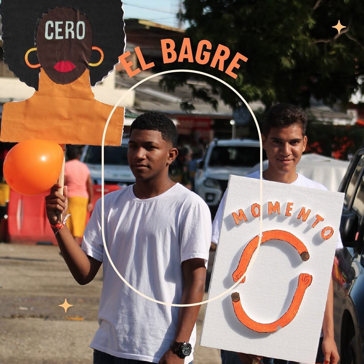 Fotografía de dos jóvenes con carteles de cartón: uno con una mujer ilustrada y la palabra «Cero», otro con el cero de los puños; sobre la imagen, el nombre «El Bagre» en naranja dentro de un marco de arco.