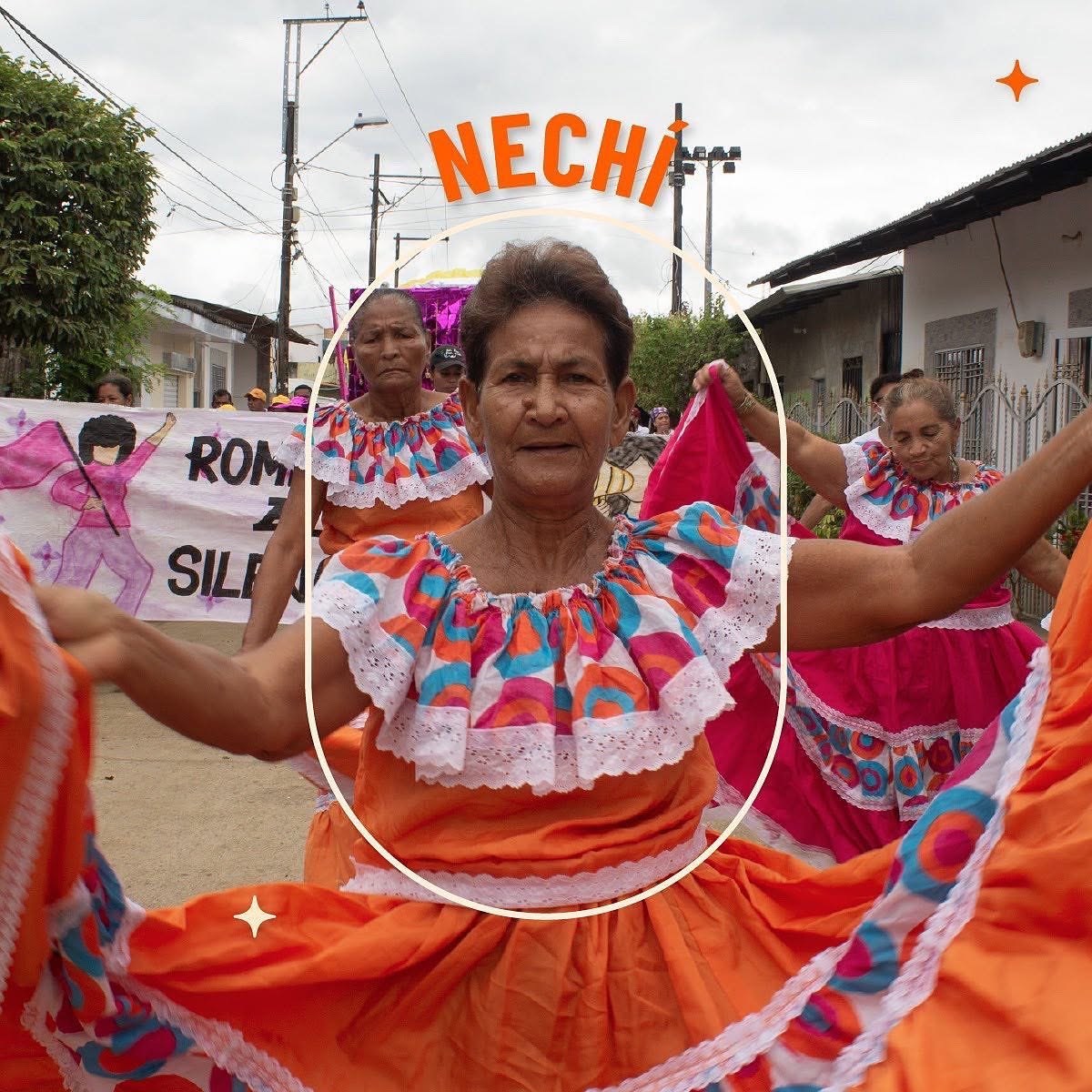 Fotografía de una mujer mayor bailando con una falda y blusa naranjas de volantes, con el nombre «Nechí» en naranja y un marco de arco sobre la imagen.