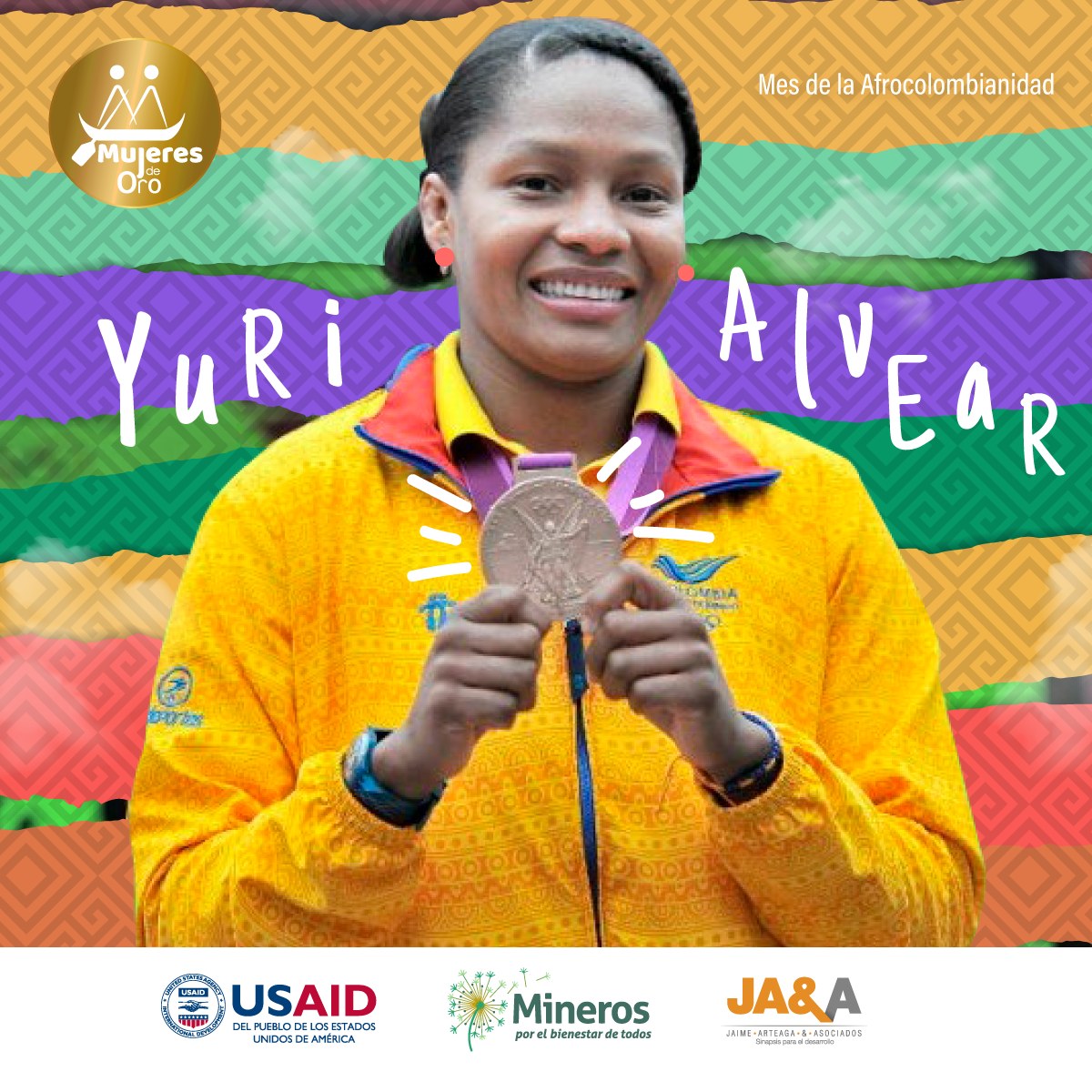Pieza de Mujeres de Oro para el Mes de la Afrocolombianidad: Yuri Alvear sostiene una medalla sobre bandas de colores con patrones geométricos.