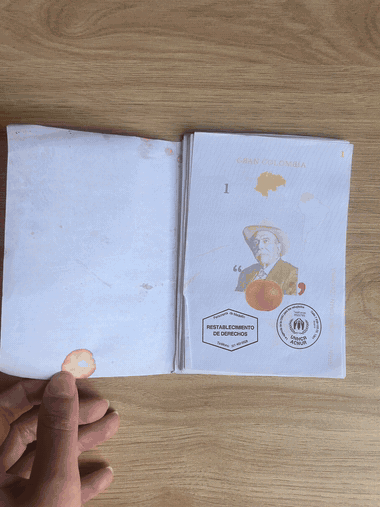 GIF: hojeando el pasaporte ilustrado Gran Colombia 2.0